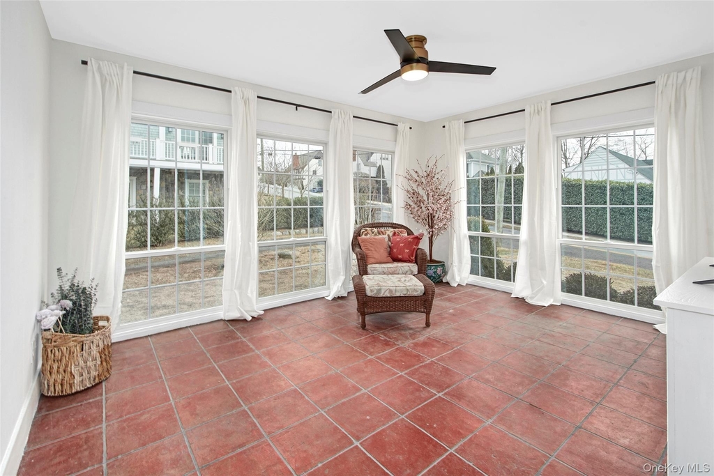 319 Oakland Beach Avenue - Photo 5