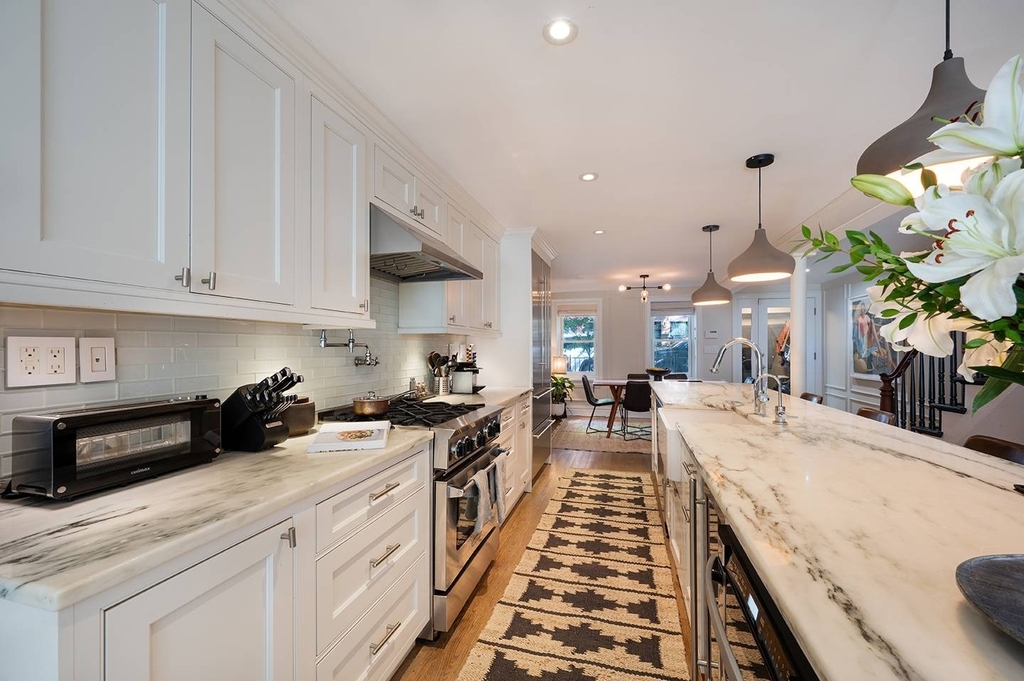 202 Bergen Street - Photo 1