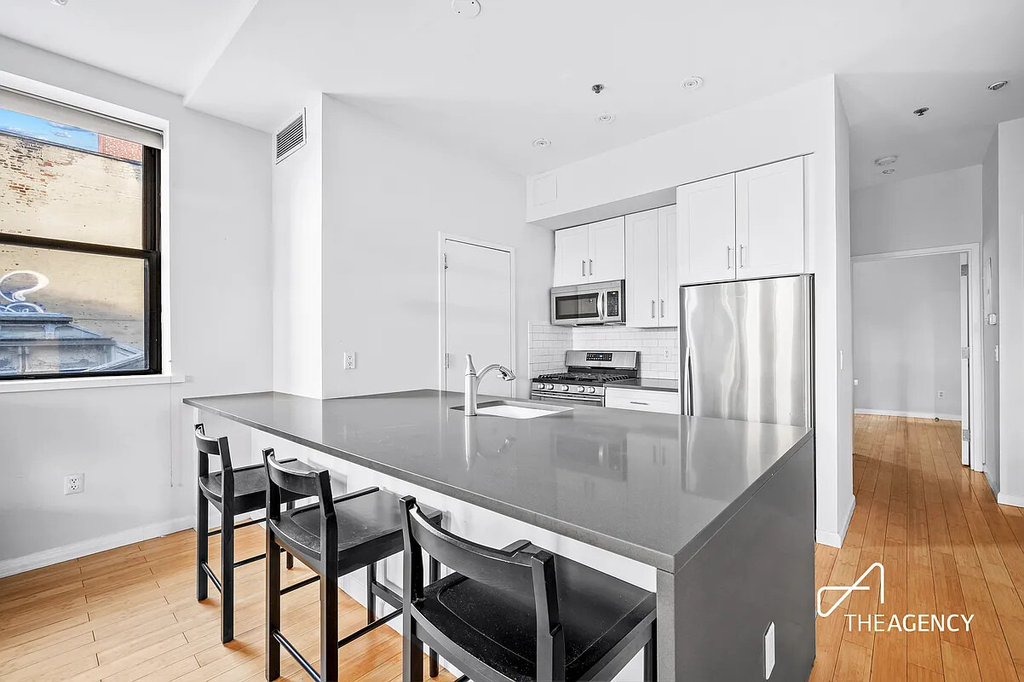 118 Greenpoint Avenue - Photo 1