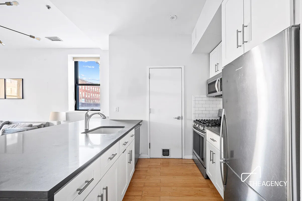 118 Greenpoint Avenue - Photo 2
