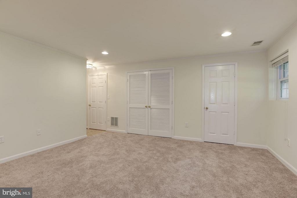 21588 Bankbarn Terrace - Photo 16