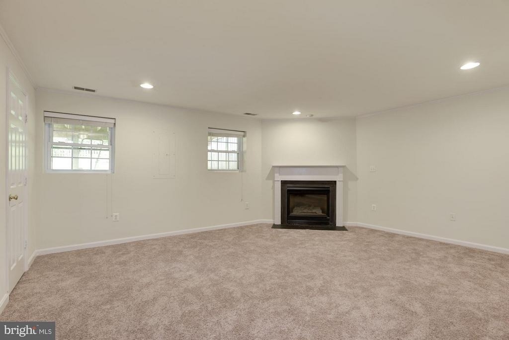 21588 Bankbarn Terrace - Photo 15