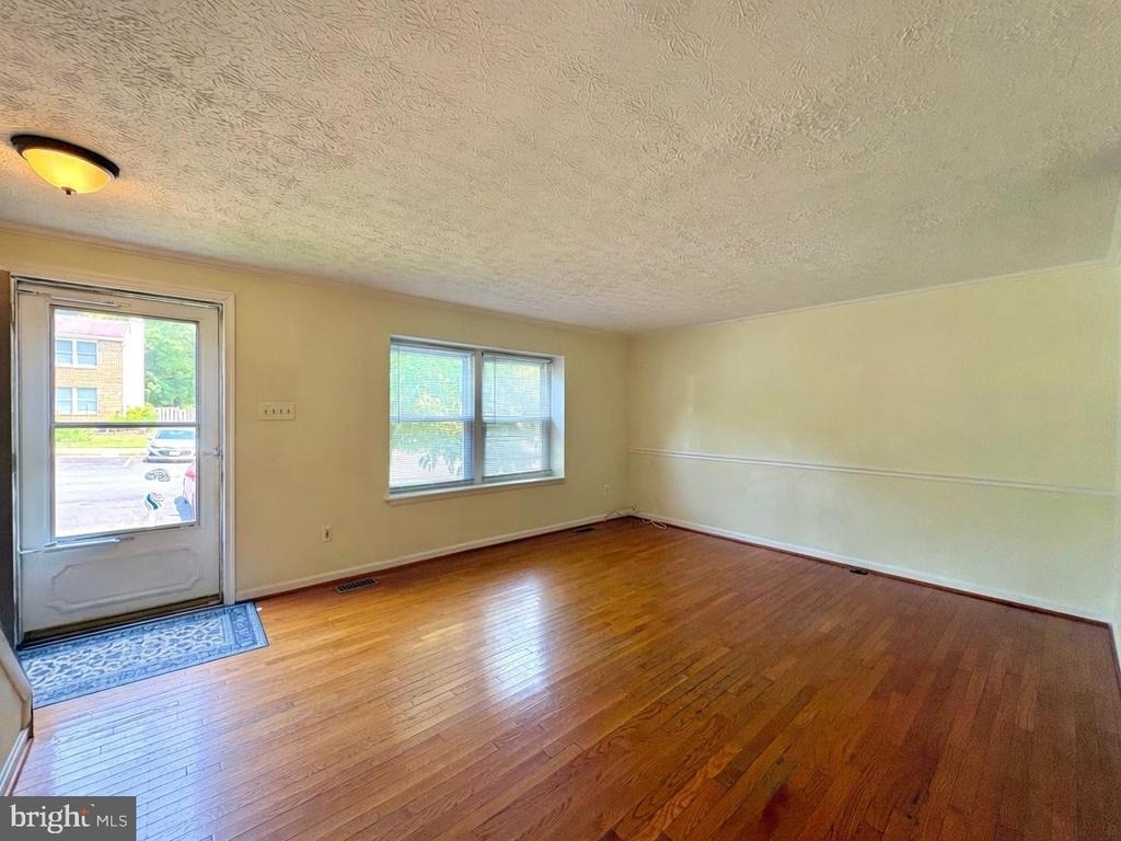 8112 Parkdale Court - Photo 2