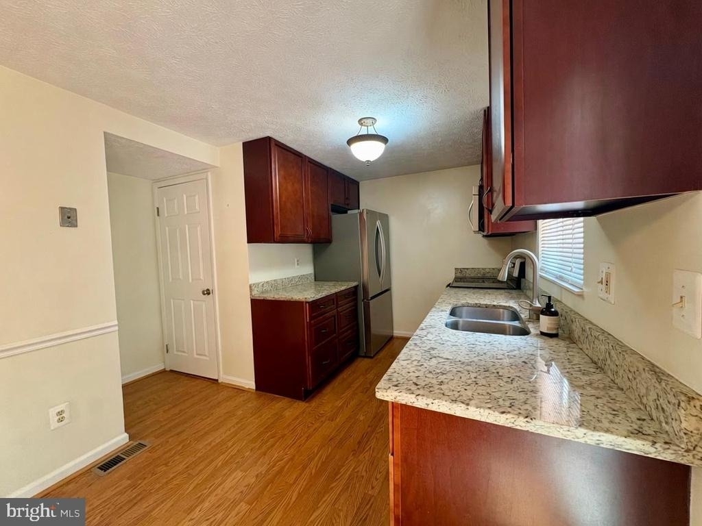 8112 Parkdale Court - Photo 7