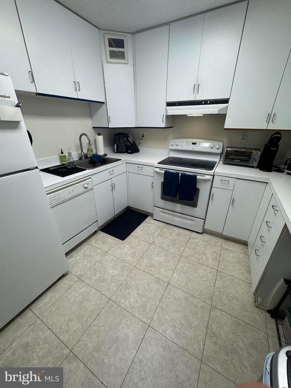 8350 Greensboro Drive - Photo 2