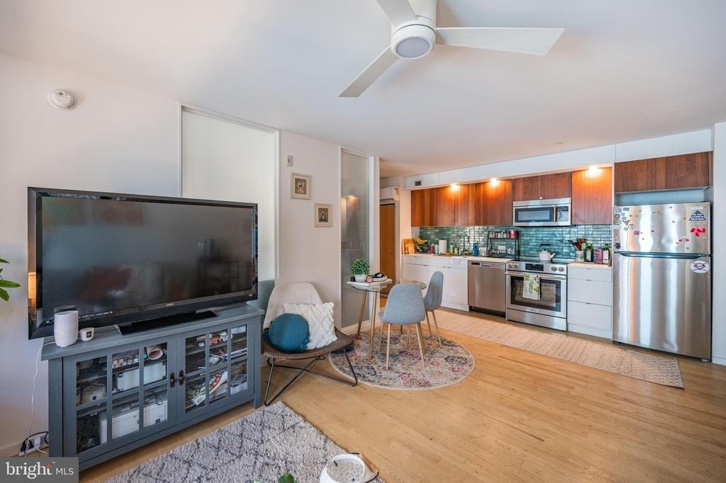 152 W Laurel Street - Photo 2
