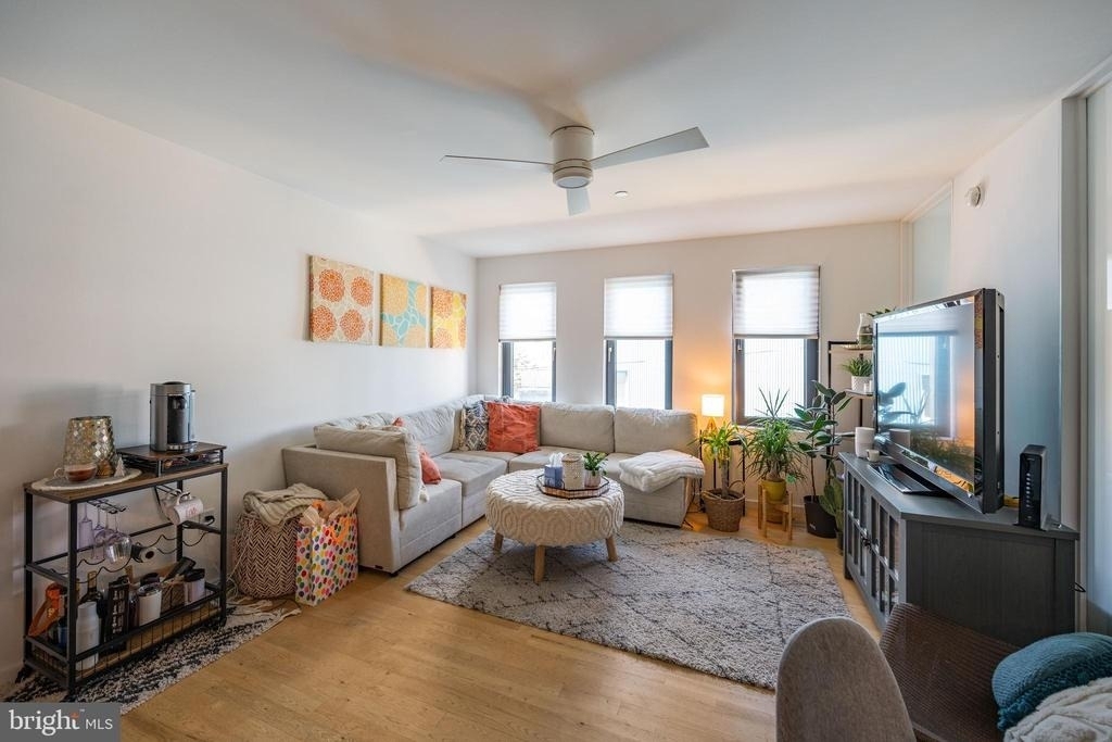152 W Laurel Street - Photo 1
