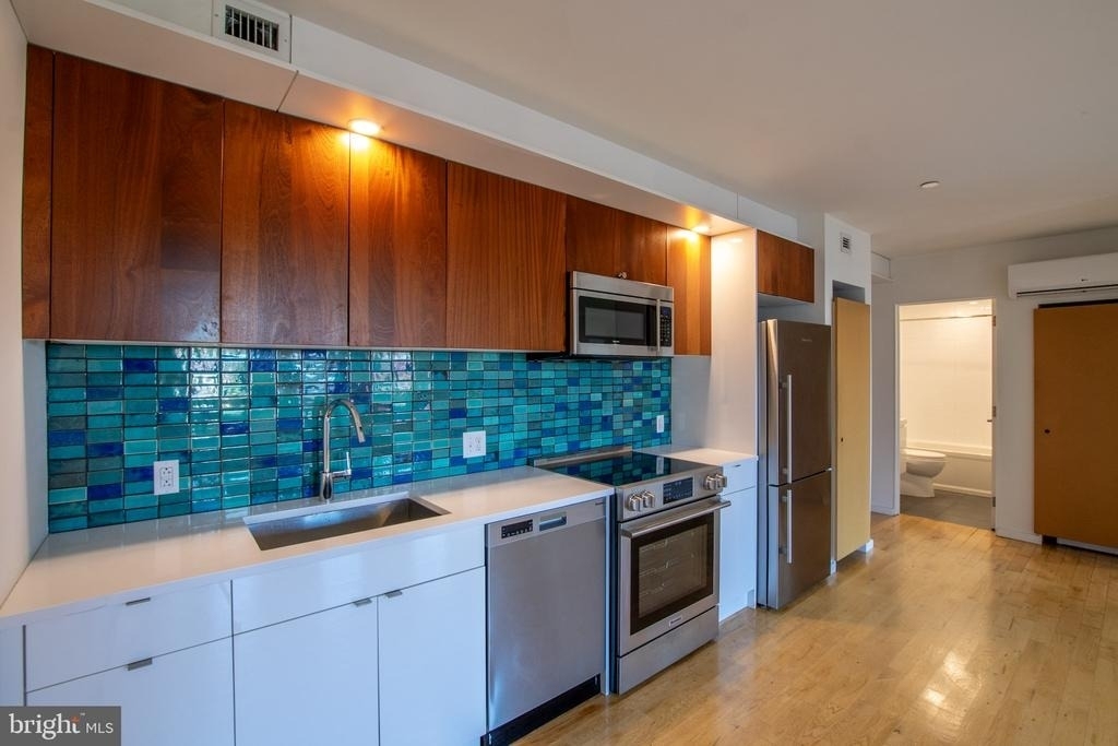 152 W Laurel Street - Photo 2