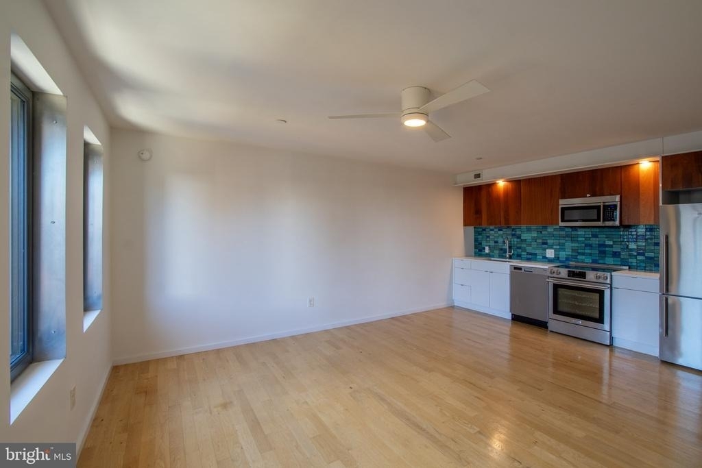 152 W Laurel Street - Photo 1