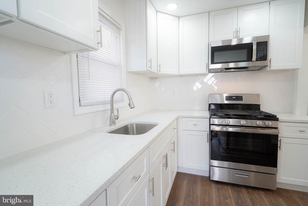 2409 Greeley Place - Photo 2