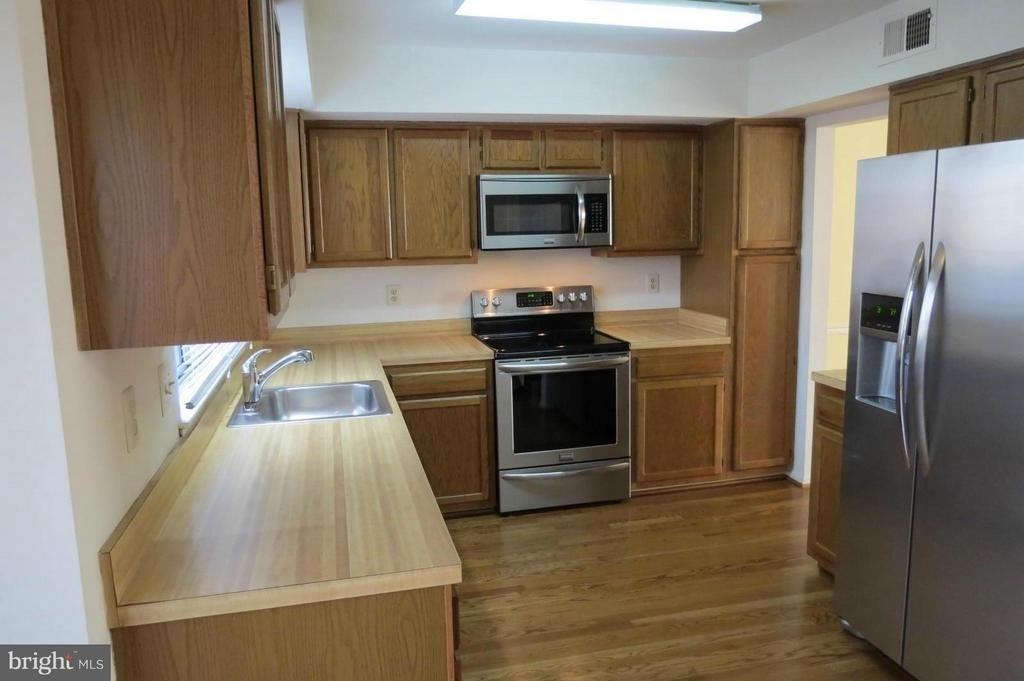 2208 Wimbledon Circle - Photo 4