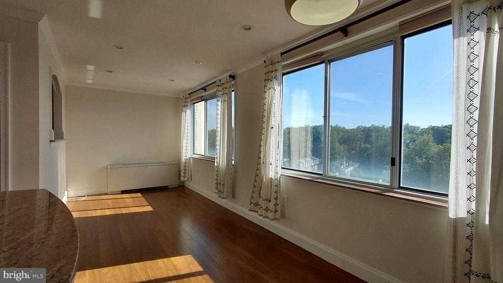 10201 Grosvenor Place - Photo 0