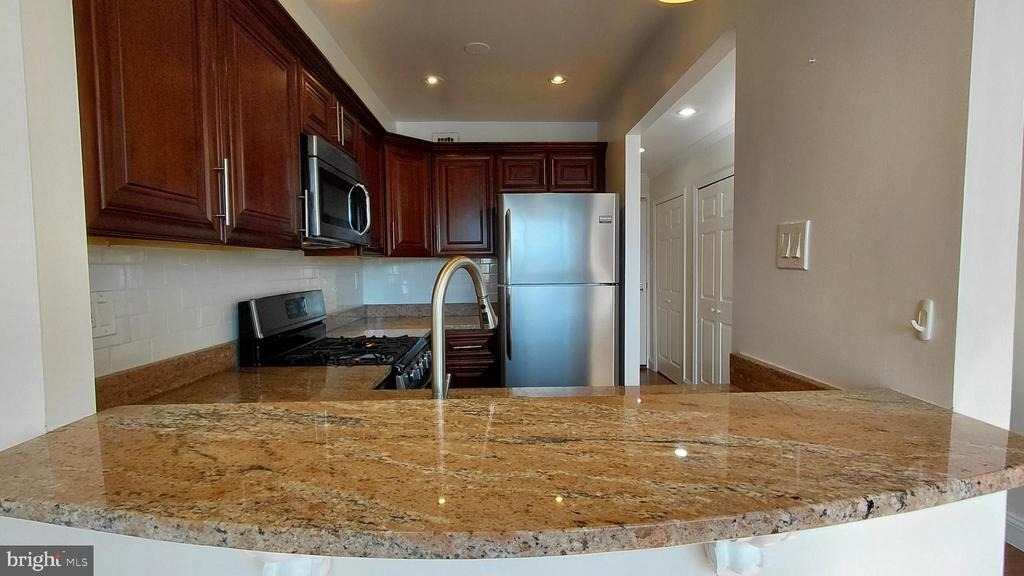 10201 Grosvenor Place - Photo 2