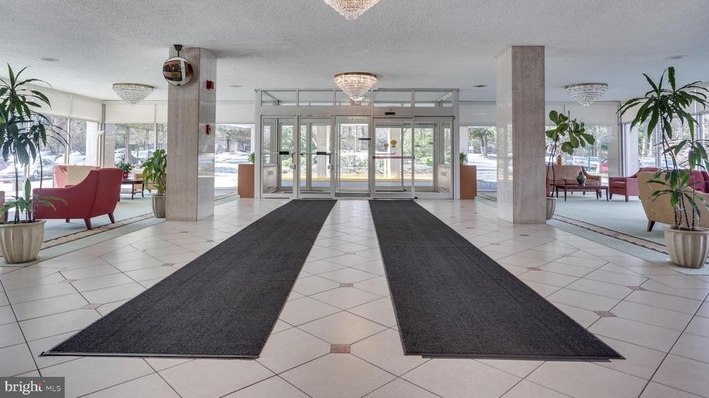 10201 Grosvenor Place - Photo 15