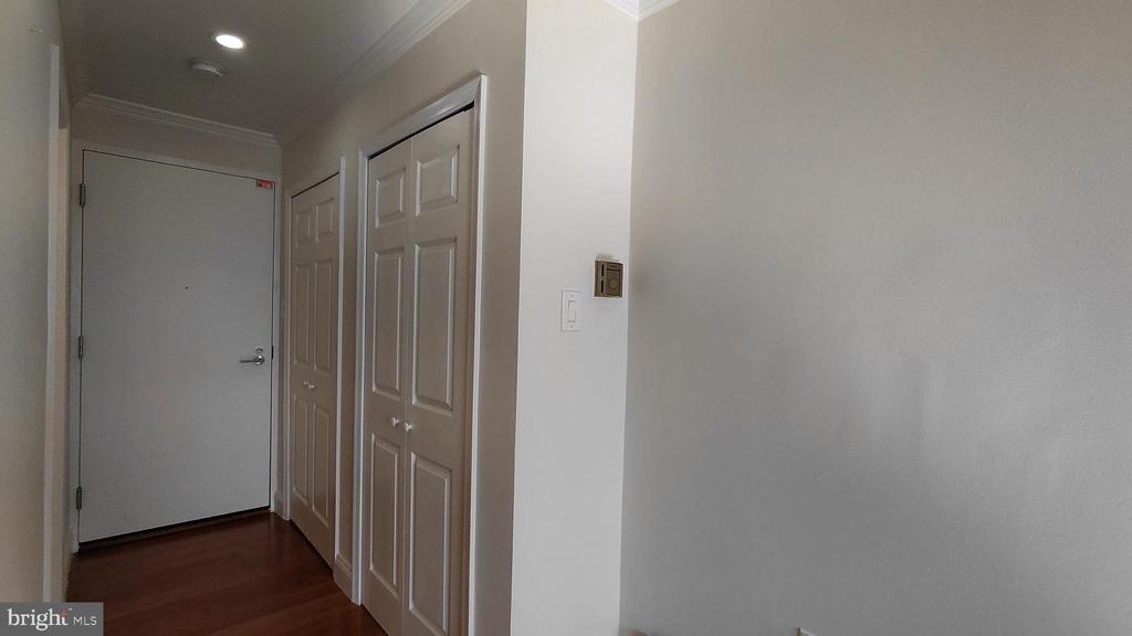 10201 Grosvenor Place - Photo 6