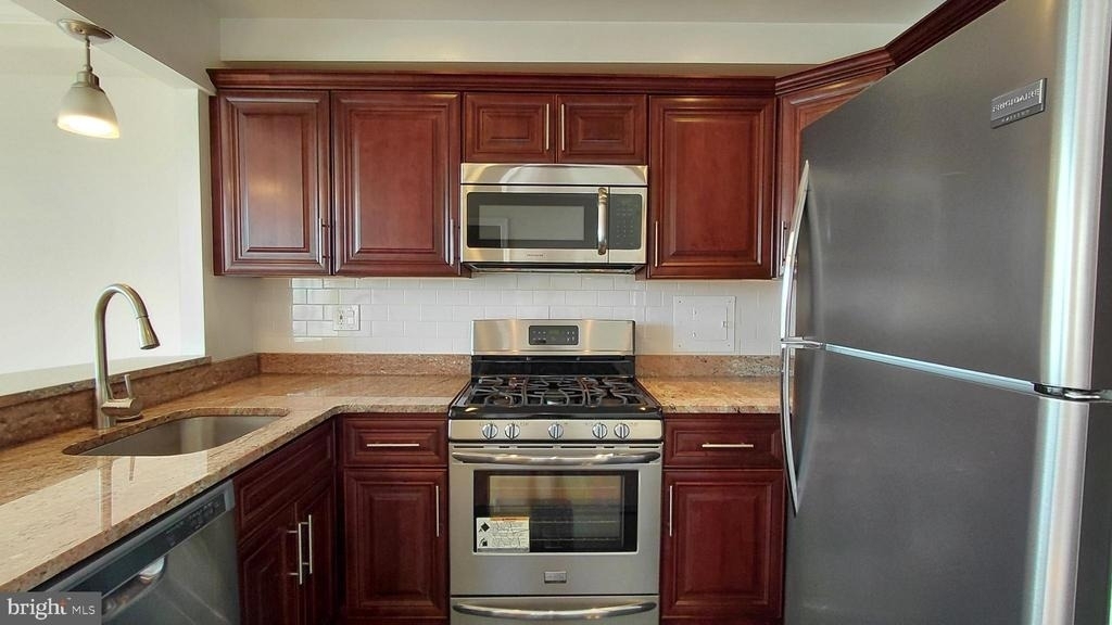 10201 Grosvenor Place - Photo 3
