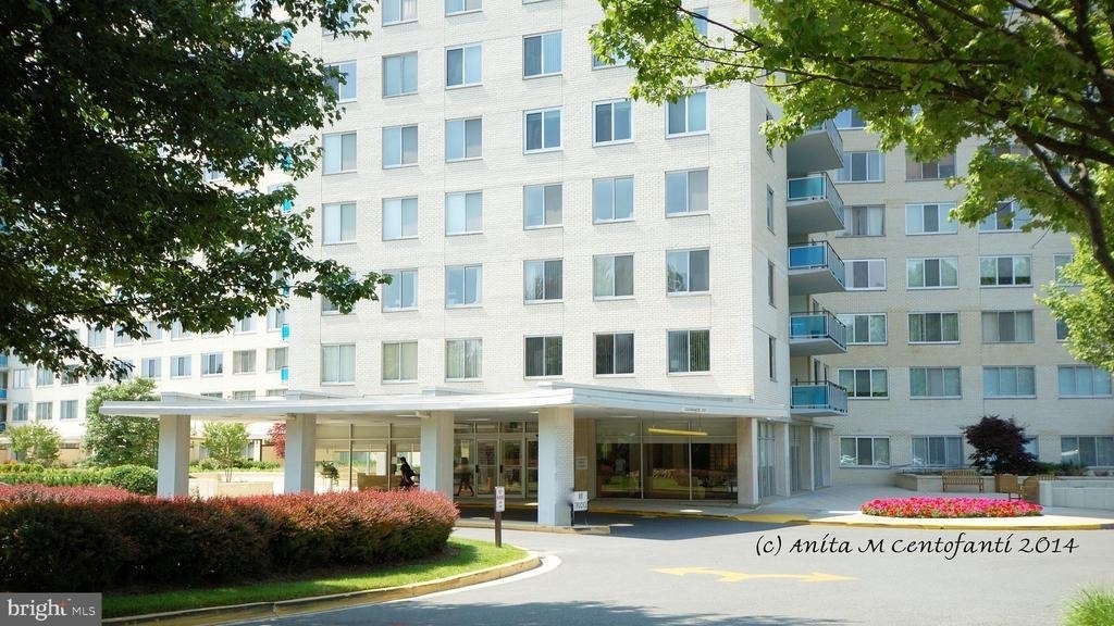 10201 Grosvenor Place - Photo 14