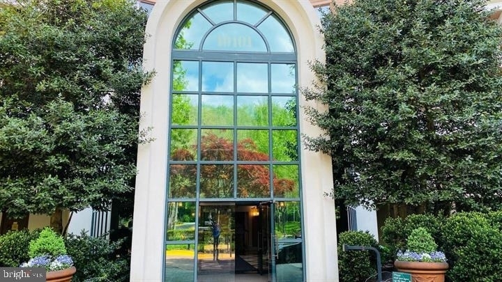 10101 Grosvenor Place - Photo 0