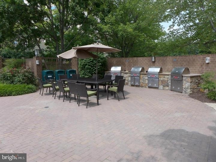 10101 Grosvenor Place - Photo 8