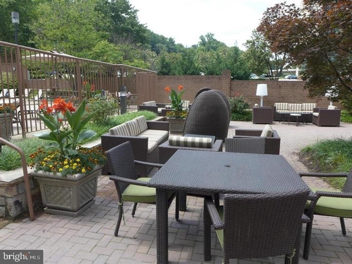 10101 Grosvenor Place - Photo 9