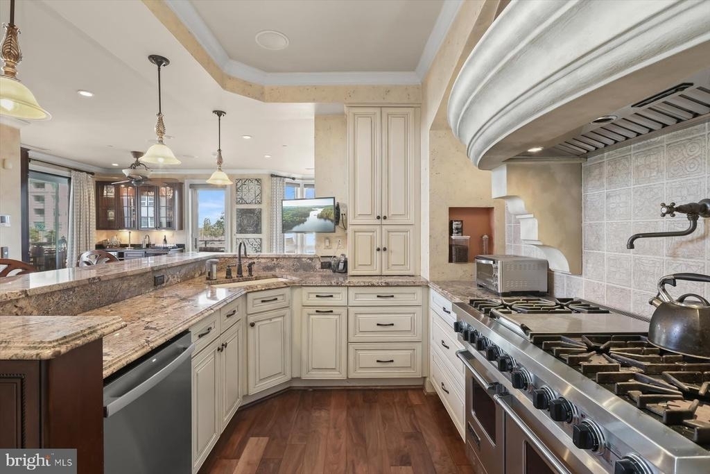 921 Valencia Court - Photo 4