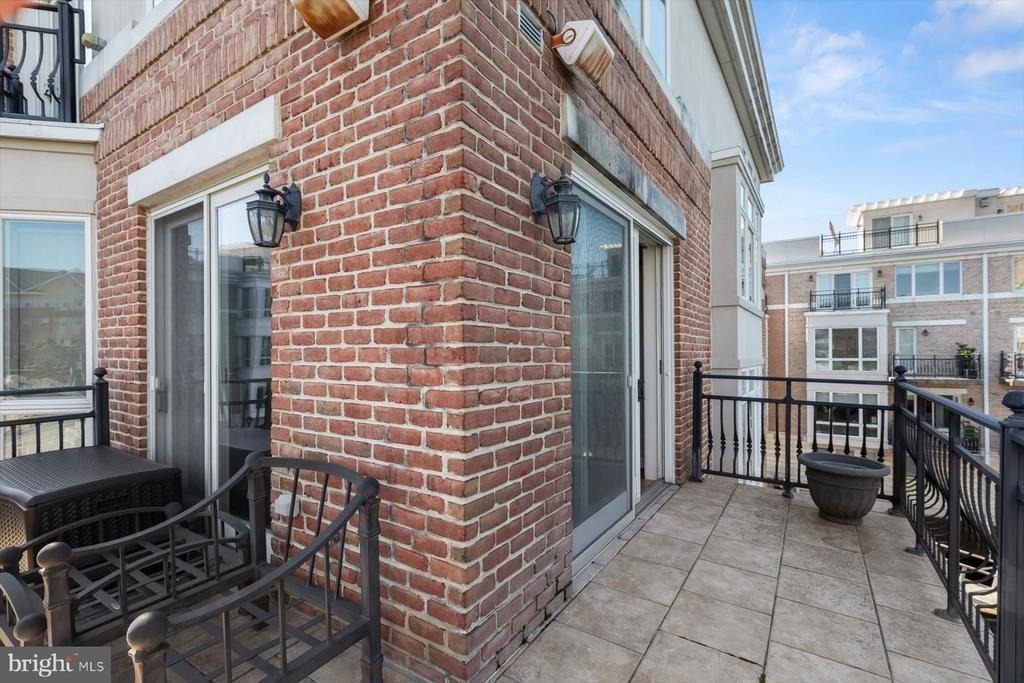 921 Valencia Court - Photo 36