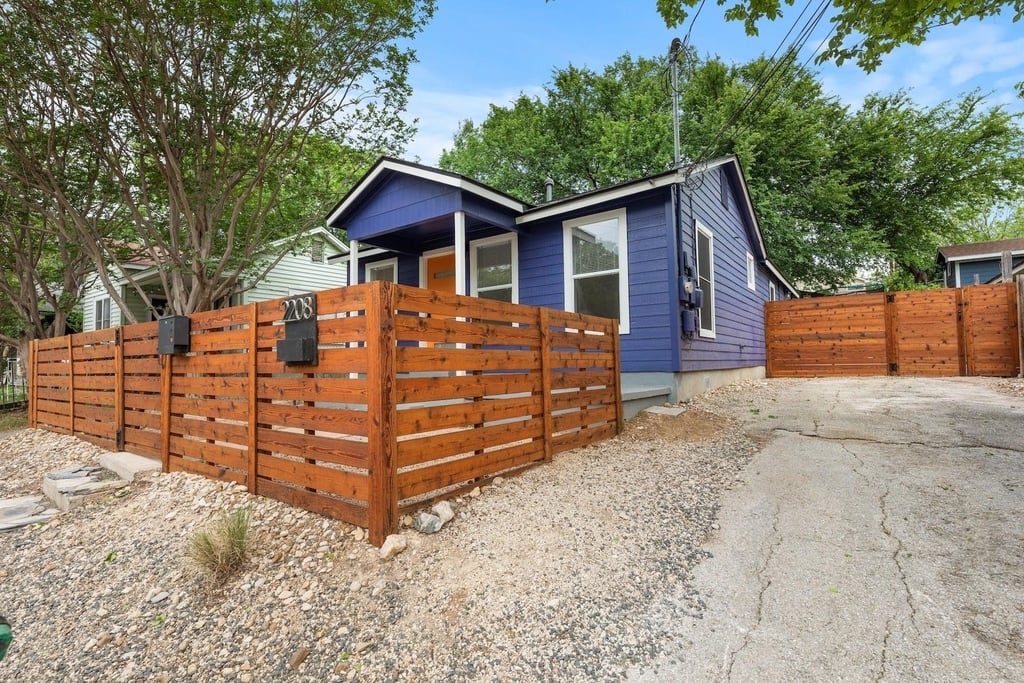2208 Santa Rita St - Photo 2