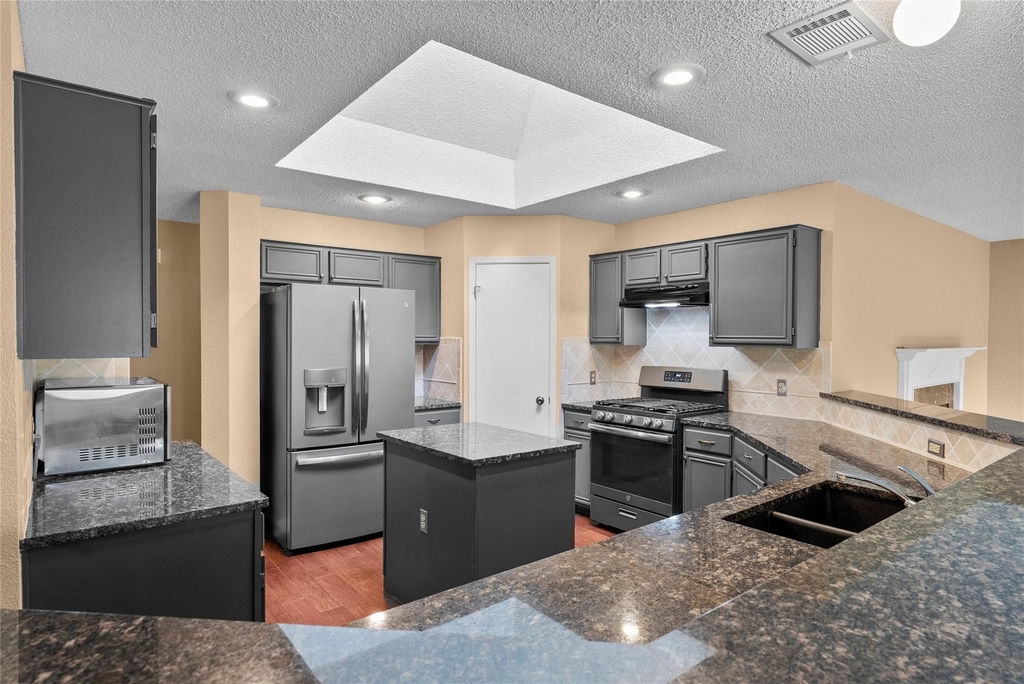 6700 Carisbrooke Ln - Photo 2