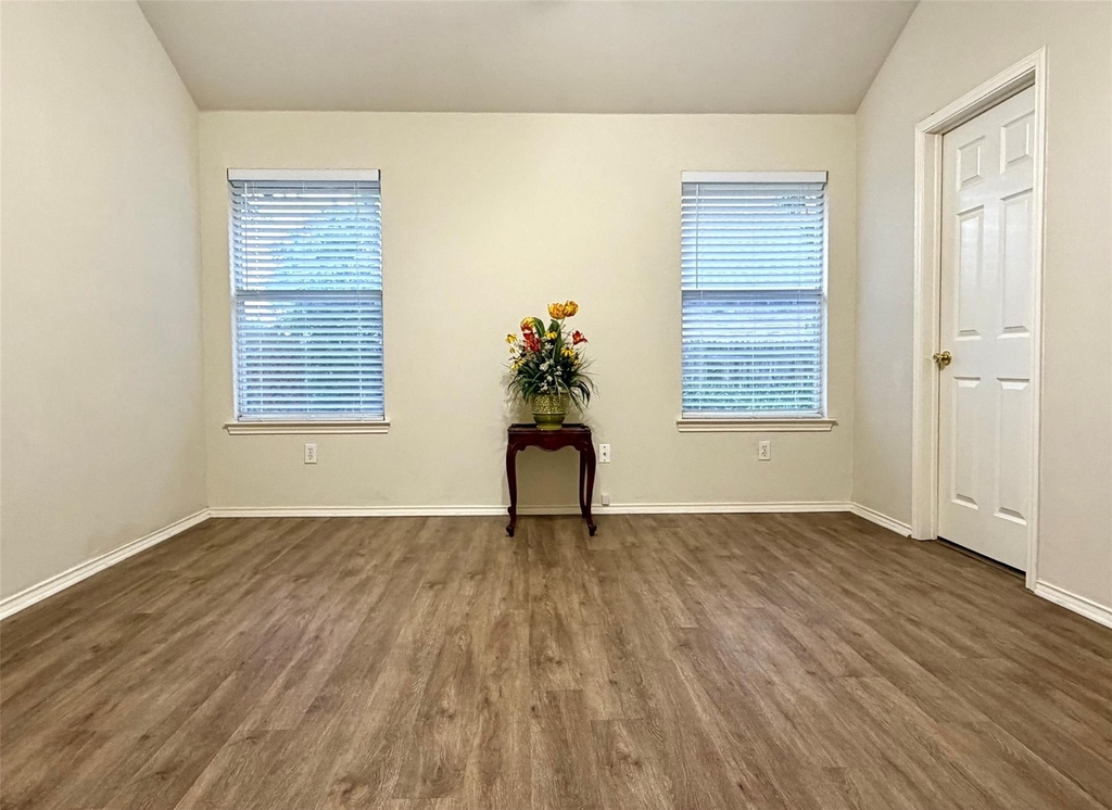 2325 Clover Ridge Dr - Photo 2