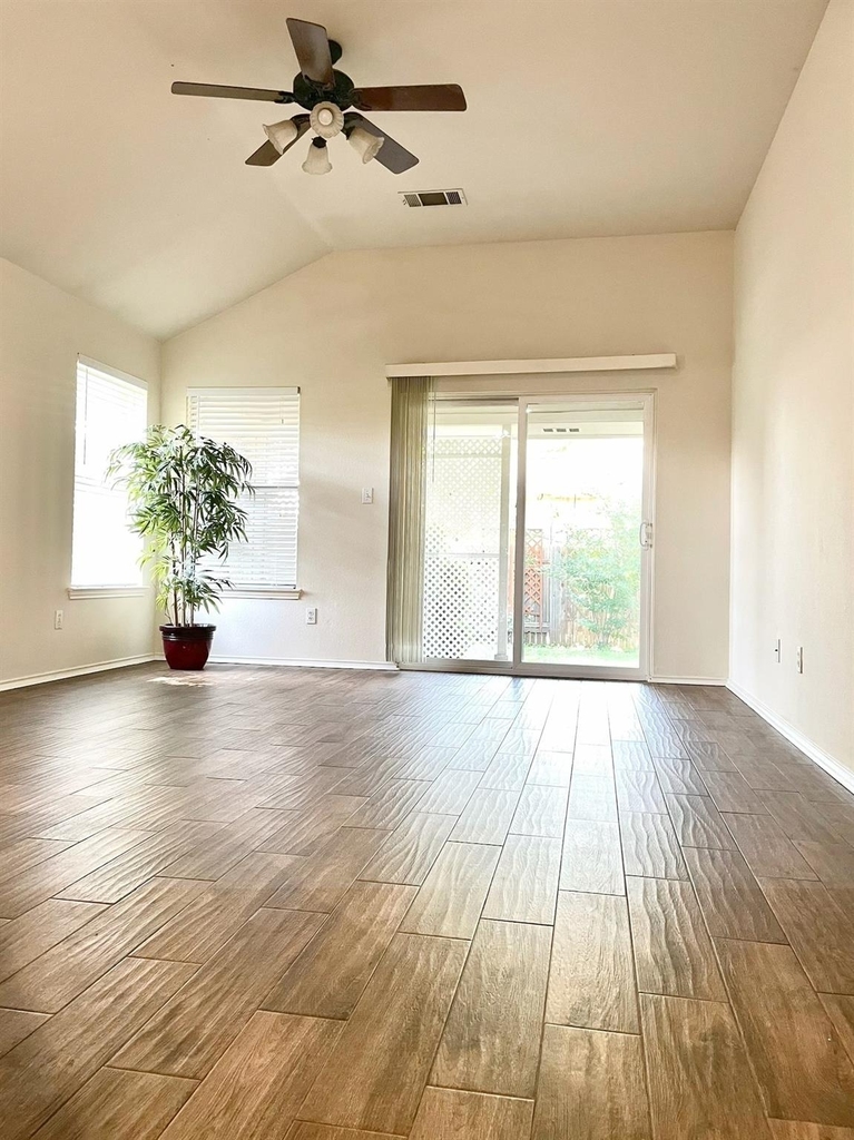 2325 Clover Ridge Dr - Photo 3