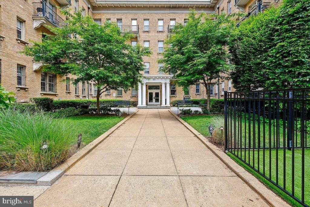 1401 Columbia Road Nw - Photo 2
