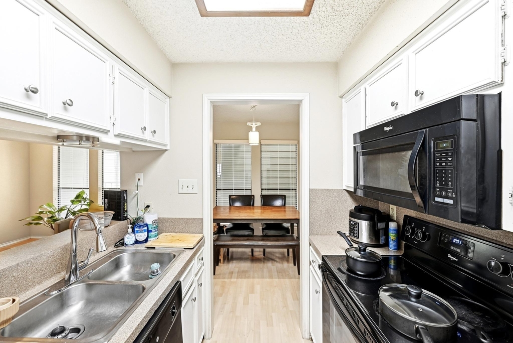 2706 Salado St - Photo 10