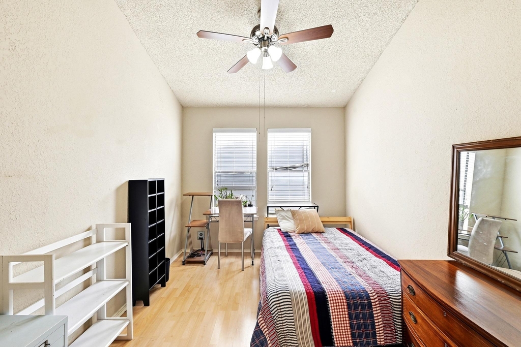 2706 Salado St - Photo 15