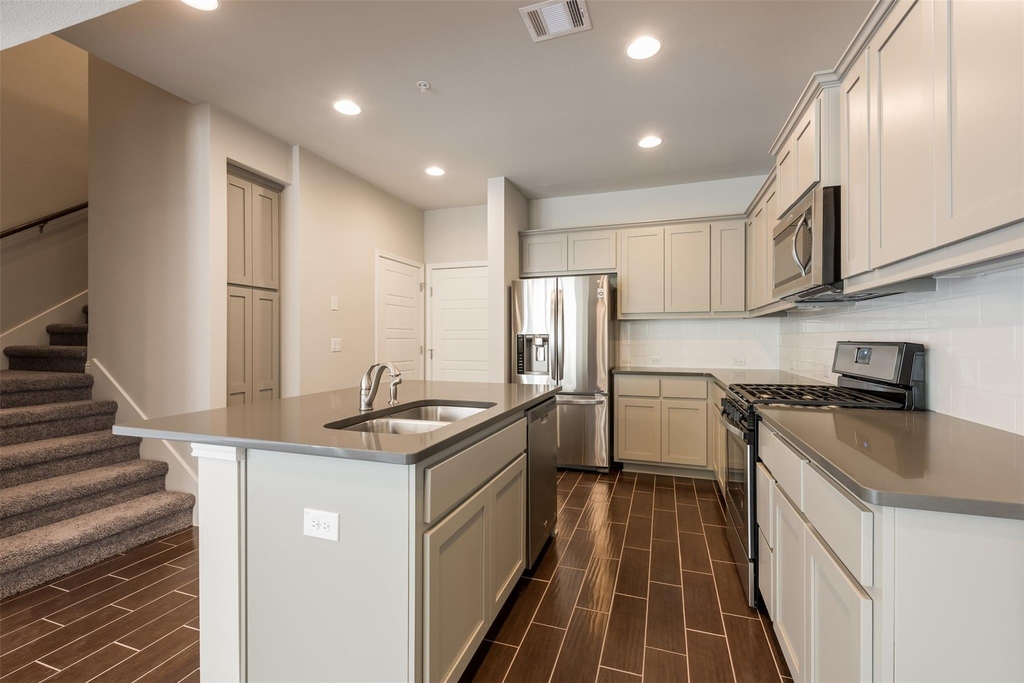 13800 Lyndhurst St - Photo 6
