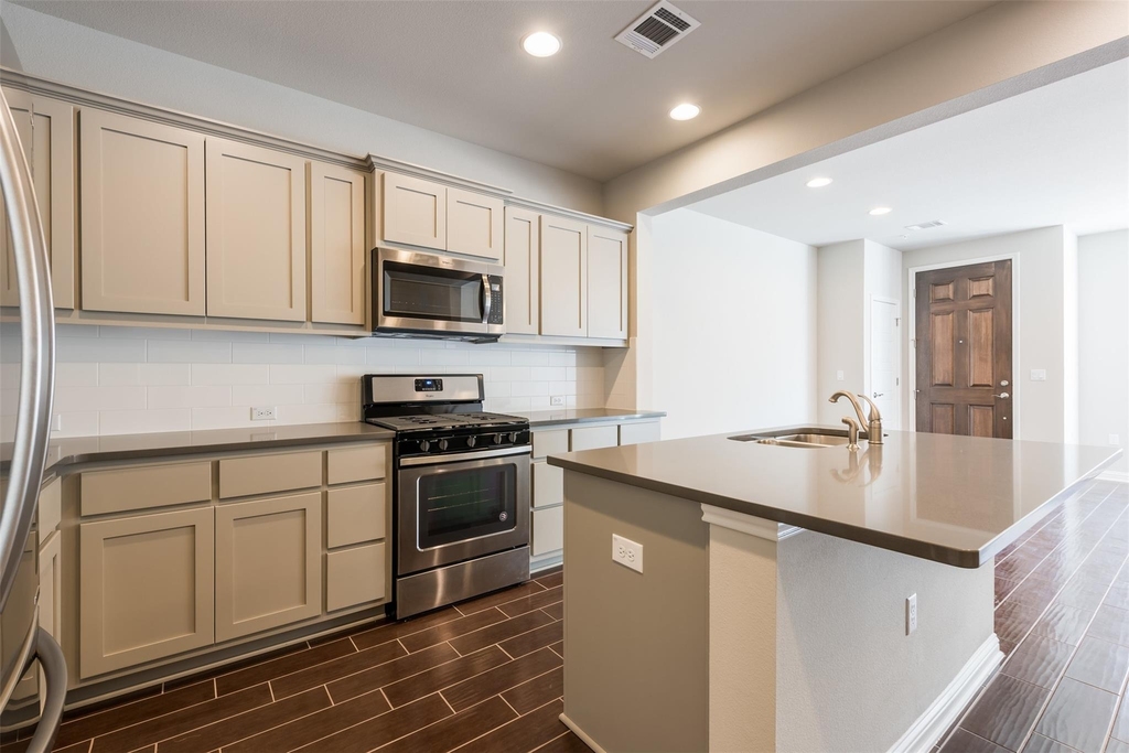 13800 Lyndhurst St - Photo 7
