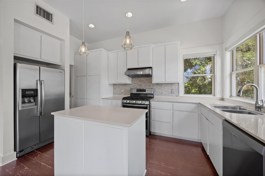 1301 San Bernard St - Photo 3