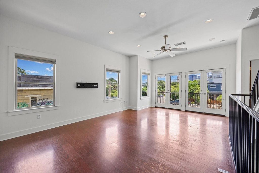 1301 San Bernard St - Photo 6