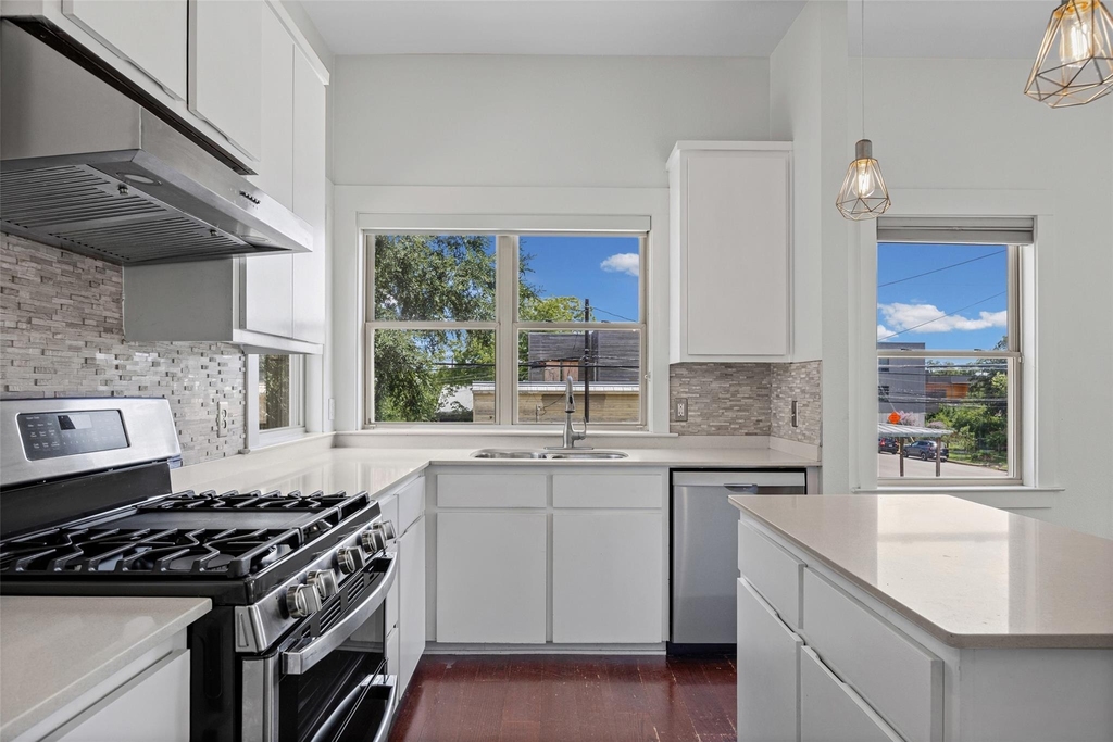 1301 San Bernard St - Photo 4