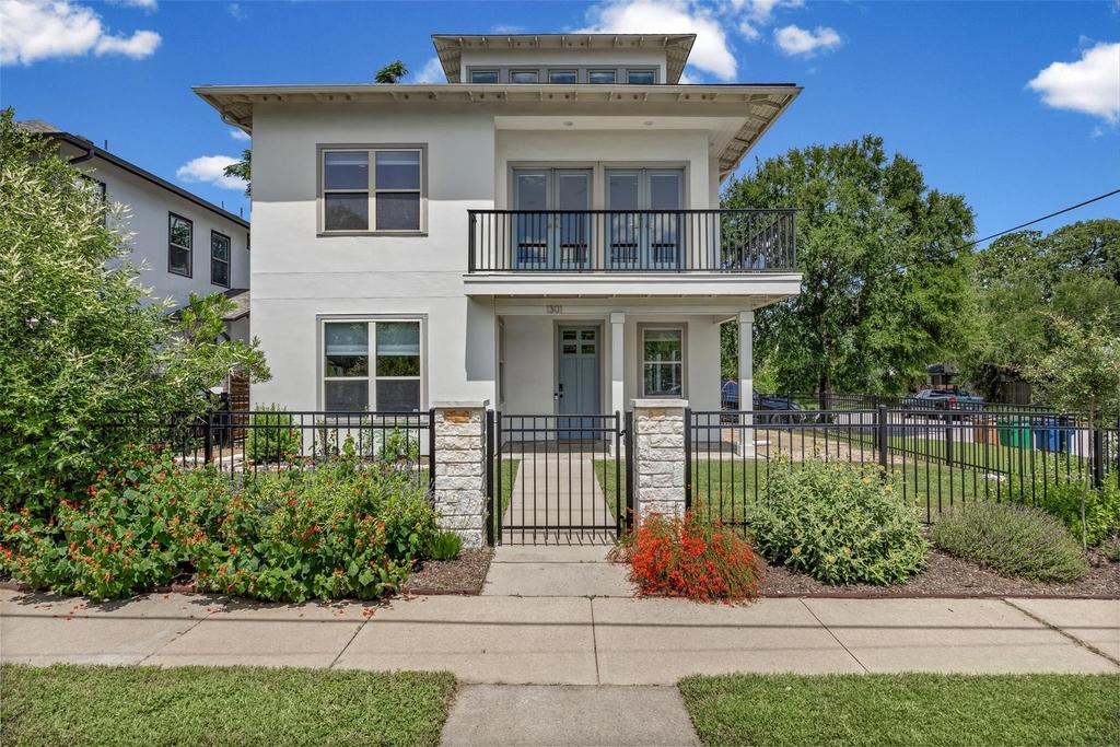 1301 San Bernard St - Photo 0