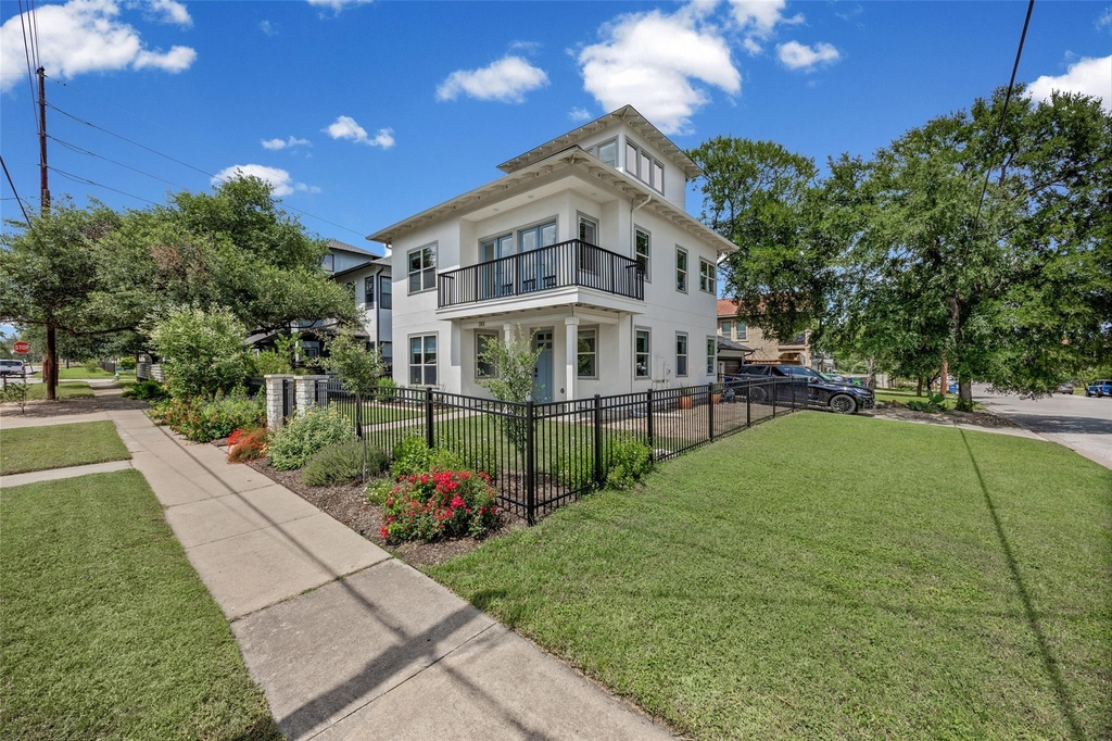 1301 San Bernard St - Photo 1