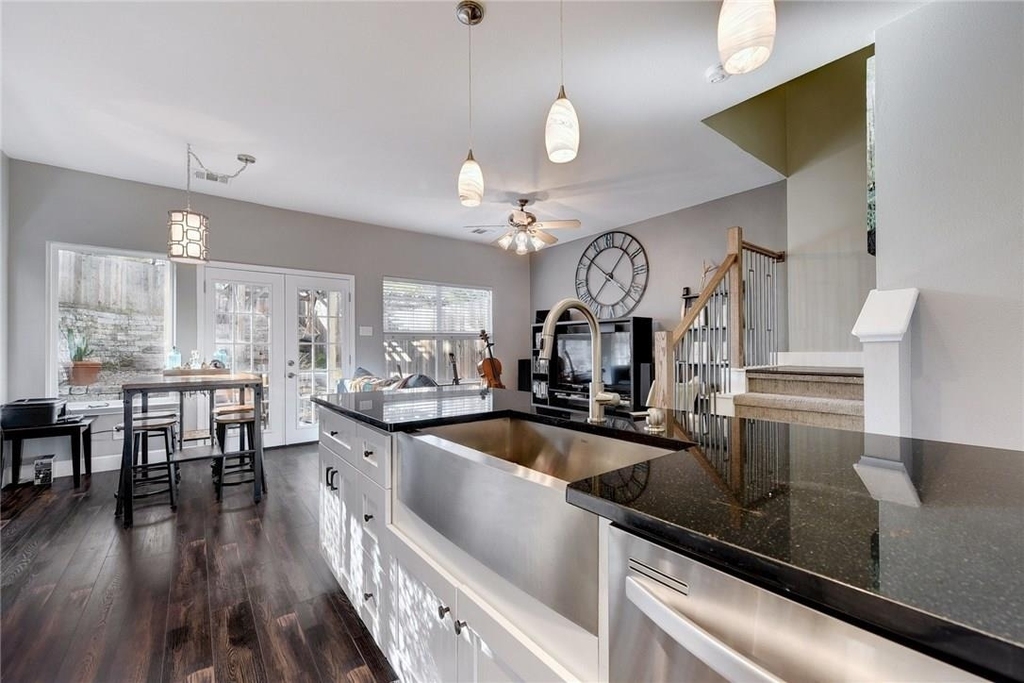 1700 Perez St - Photo 8
