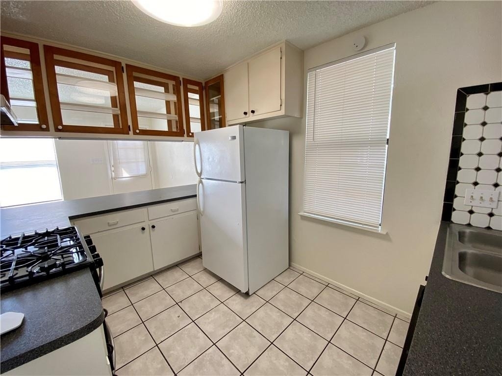 407 E 30th St - Photo 5