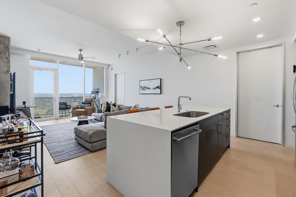 301 West Ave - Photo 0