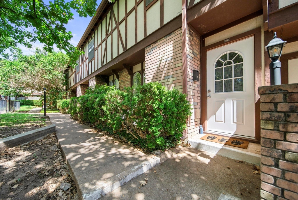 7409 Shadow Hill Dr - Photo 1