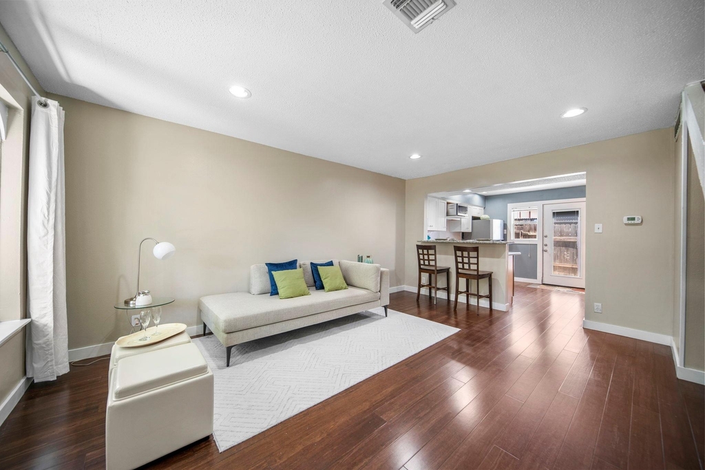 7409 Shadow Hill Dr - Photo 3