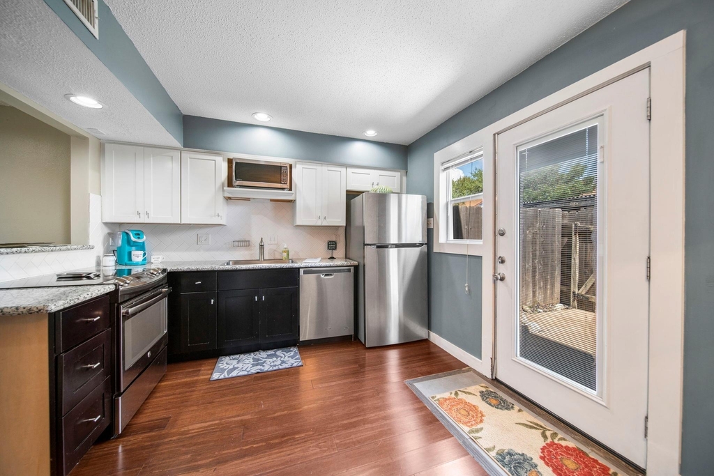 7409 Shadow Hill Dr - Photo 8