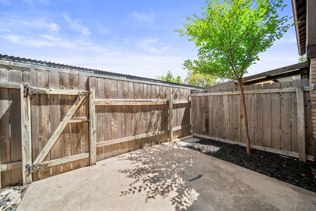 7409 Shadow Hill Dr - Photo 19