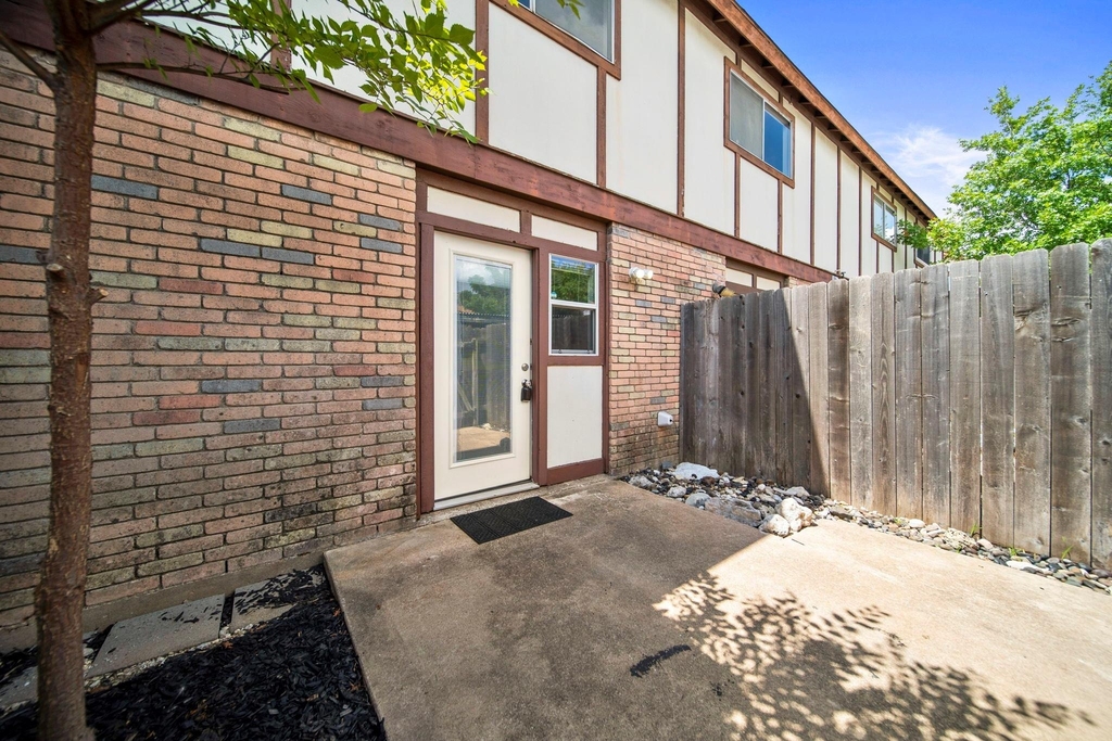 7409 Shadow Hill Dr - Photo 18