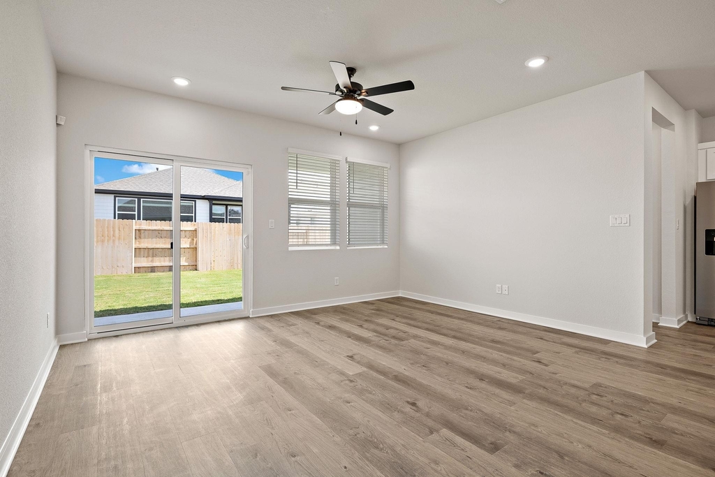 2415 Ekvall Dr - Photo 3