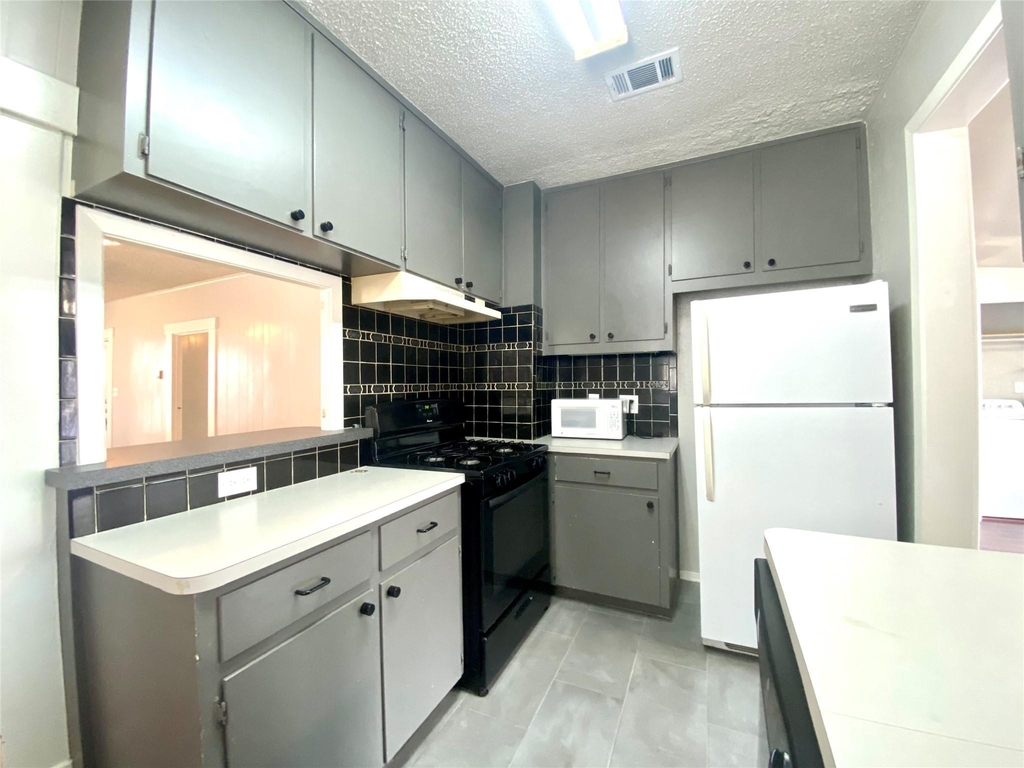 407 E 30th St - Photo 3